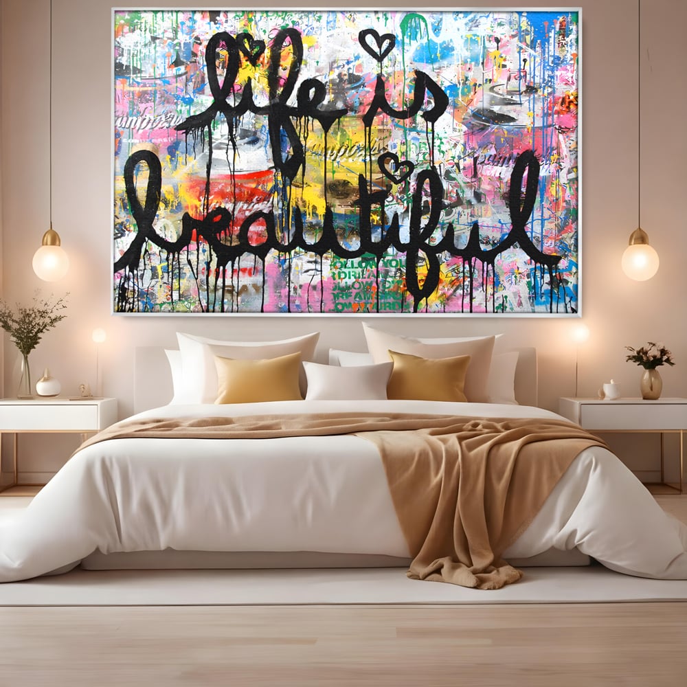 Tablou canvas cu tablou canvas cu graffiti motivational, in rama de aluminiu argintiu, pe perete intr-un dormitor